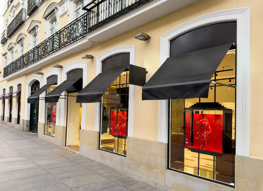 Façade vitrine de magasin en aluminium sur mesure à Saint-Ay
